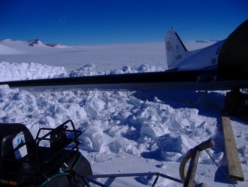 【画像】南極で墜落した飛行機をその場で修理して飛んでいくまでの様子！！の画像（18枚目）