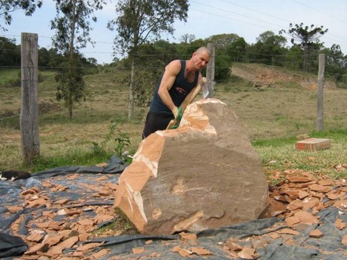 【画像】巨大な石を削って石造を作っている人がワイルド過ぎて凄い！！の画像（3枚目）