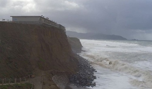 【画像】海沿いの崖が崩れて崩落中のカリフォルニアの町が怖すぎる！！の画像（7枚目）