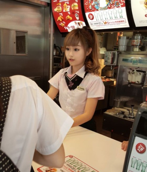 台湾のマクドナルドの女の子が！凄まじく可愛い！！の画像（1枚目）