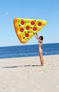 水辺で楽しい！たくさん合体するピザ型のフロートマットが面白い！！の画像（3枚目）
