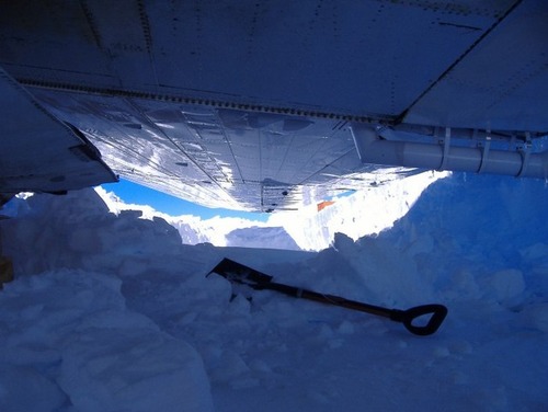 【画像】南極で墜落した飛行機をその場で修理して飛んでいくまでの様子！！の画像（21枚目）