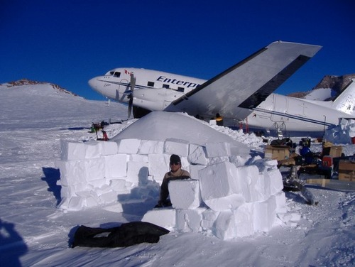 【画像】南極で墜落した飛行機をその場で修理して飛んでいくまでの様子！！の画像（26枚目）