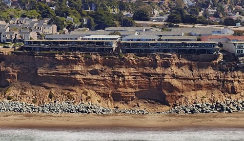 【画像】海沿いの崖が崩れて崩落中のカリフォルニアの町が怖すぎる！！の画像（12枚目）