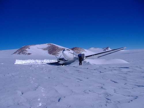【画像】南極で墜落した飛行機をその場で修理して飛んでいくまでの様子！！の画像（7枚目）