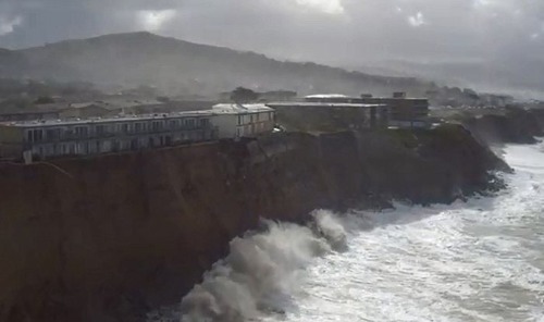 【画像】海沿いの崖が崩れて崩落中のカリフォルニアの町が怖すぎる！！の画像（6枚目）