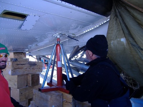 【画像】南極で墜落した飛行機をその場で修理して飛んでいくまでの様子！！の画像（16枚目）