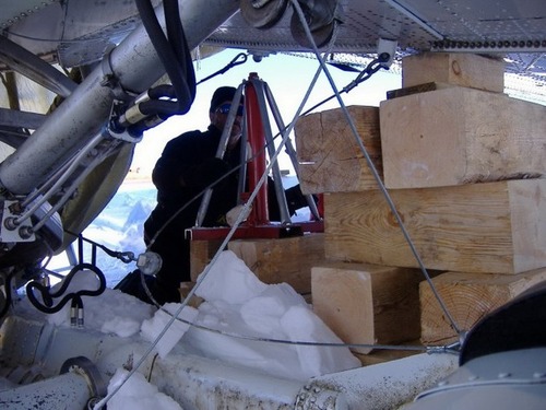 【画像】南極で墜落した飛行機をその場で修理して飛んでいくまでの様子！！の画像（13枚目）