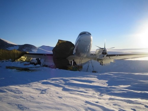 【画像】南極で墜落した飛行機をその場で修理して飛んでいくまでの様子！！の画像（33枚目）
