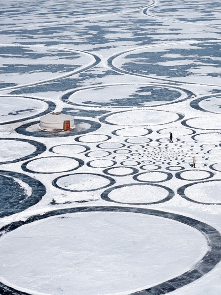 凍った池に無数のワッカを作る人の画像（4枚目）