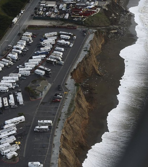 【画像】海沿いの崖が崩れて崩落中のカリフォルニアの町が怖すぎる！！の画像（8枚目）