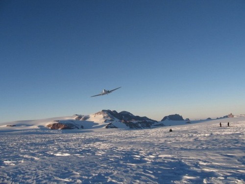 【画像】南極で墜落した飛行機をその場で修理して飛んでいくまでの様子！！の画像（40枚目）
