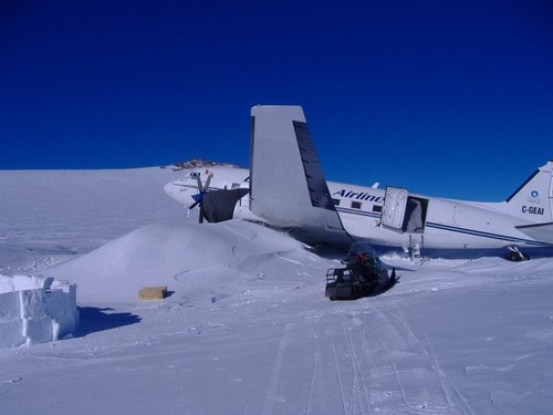 【画像】南極で墜落した飛行機をその場で修理して飛んでいくまでの様子！！の画像（8枚目）