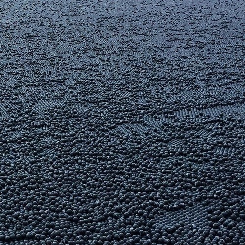 【画像】ダムに２００００個の謎のボールを投入して、水面が真っ黒になっている！！の画像（3枚目）