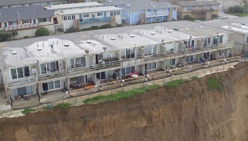 【画像】海沿いの崖が崩れて崩落中のカリフォルニアの町が怖すぎる！！の画像（5枚目）