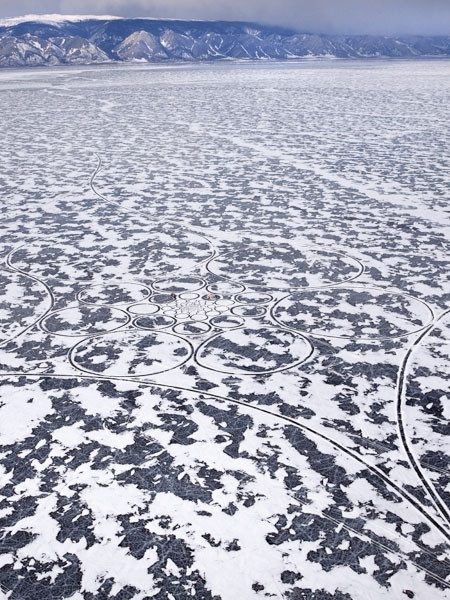 凍った池に無数のワッカを作る人の画像（5枚目）