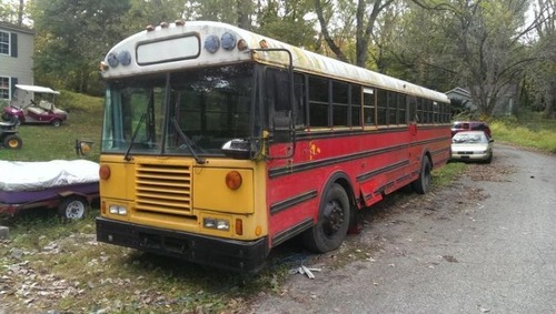 【画像】古いスクールバスを巨大で豪華なキャンピングカーに改装してしまう！！の画像（1枚目）