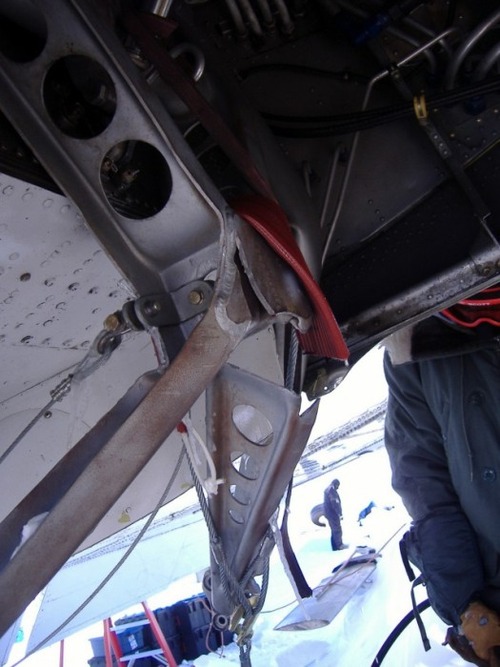【画像】南極で墜落した飛行機をその場で修理して飛んでいくまでの様子！！の画像（15枚目）