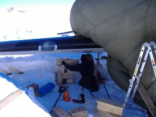 【画像】南極で墜落した飛行機をその場で修理して飛んでいくまでの様子！！の画像（12枚目）