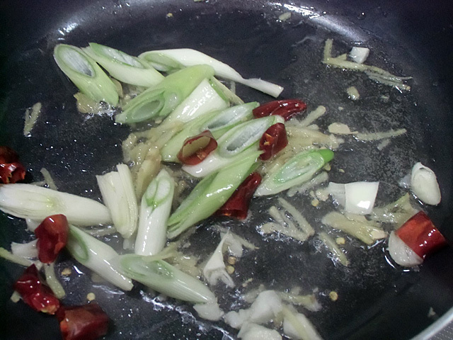 香味野菜を炒める