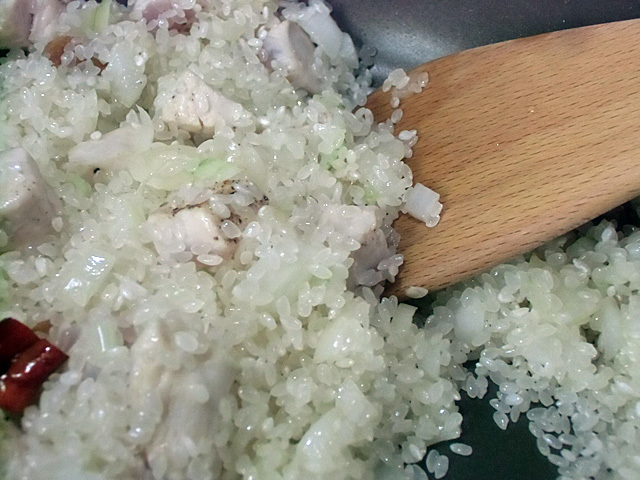 お米を炒める