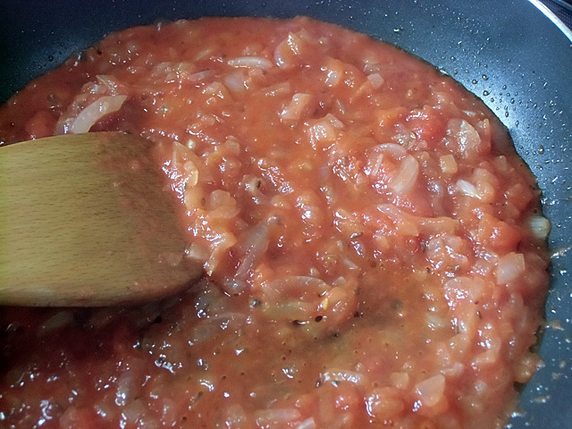 水煮のトマトを加えて煮る