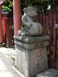 神田　柳森神社　タヌキの像