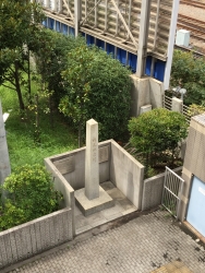 JR田町駅　テラスから見た放送記念碑