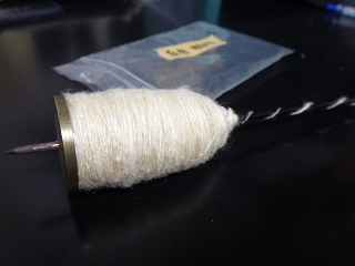 酸性抽出した真綿を紡ぐ