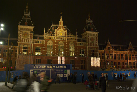 オランダ・アムステルダム中央駅、レンガの駅舎