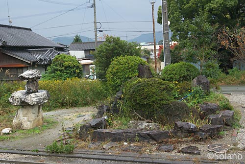 日田彦山線・池尻駅、池庭跡と石積み?の変なオブジェ