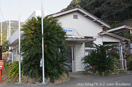 JR西日本・紀勢本線・見老津駅、海沿いに建つ木造駅舎
