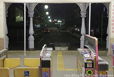 夜の浜寺公園駅、駅舎から見る街並み