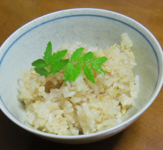 タケノコご飯に山椒の葉