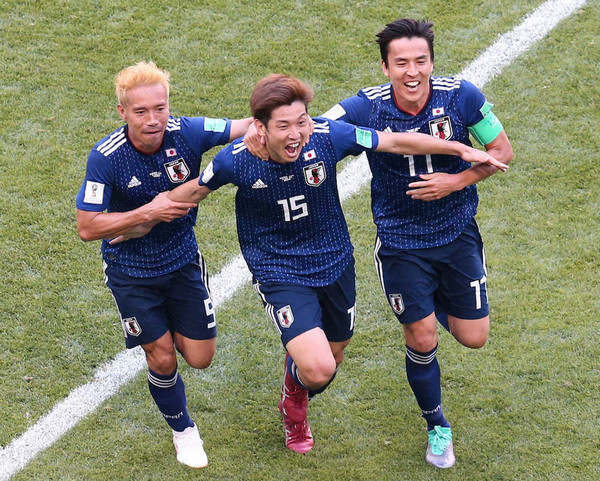 【Ｗ杯】日本がなんとコロンビアに2-１で勝利！！　相手10人、ゴールの中を守るＧＫ、ケイスケホンダさんのアシスト！！